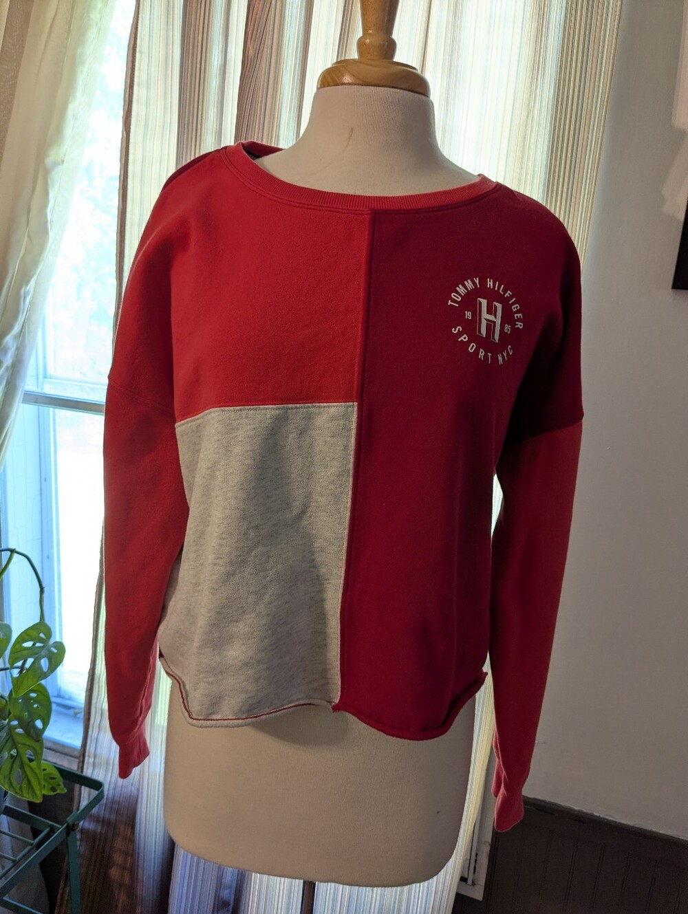 Tommy Hilfiger Red Colorblock Crewneck Cropped Sweatshirt